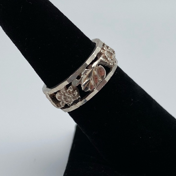 Sterling Silver 925 Floral Etched Leaf Vine Ring - Picture 2 of 7